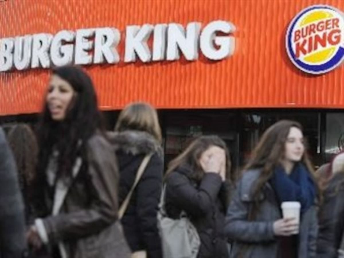 En Burger King le dan una pipa llena de marihuana a un niño junto a su hamburguesa