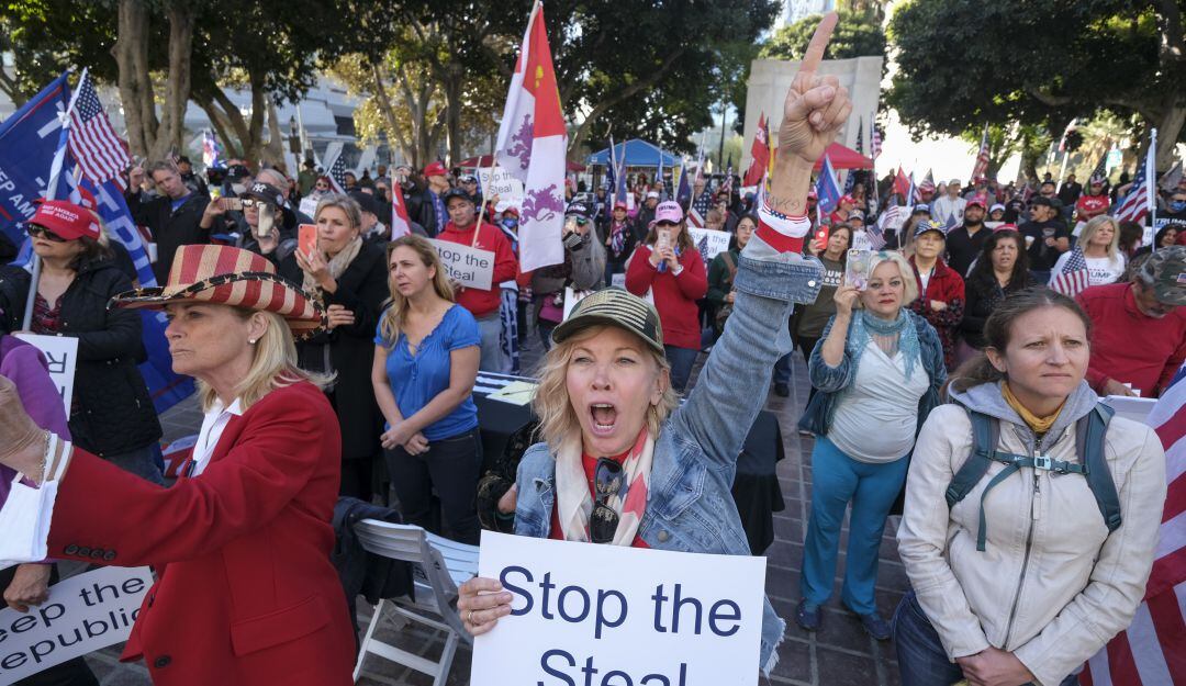 Manifestantes Trump afuera del capitolio