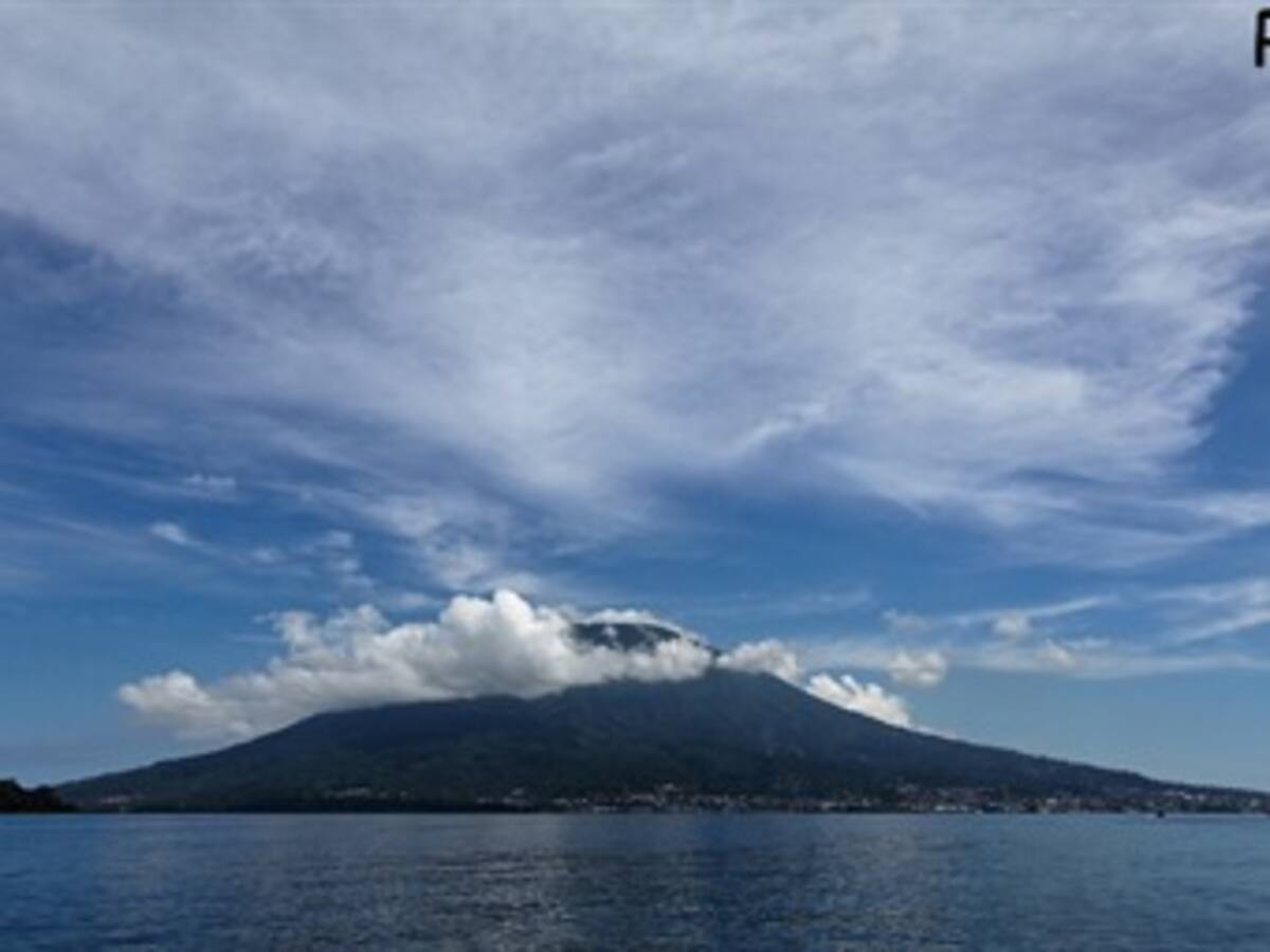 La actividad del volcán Gamalama mantiene en alerta a Indonesia