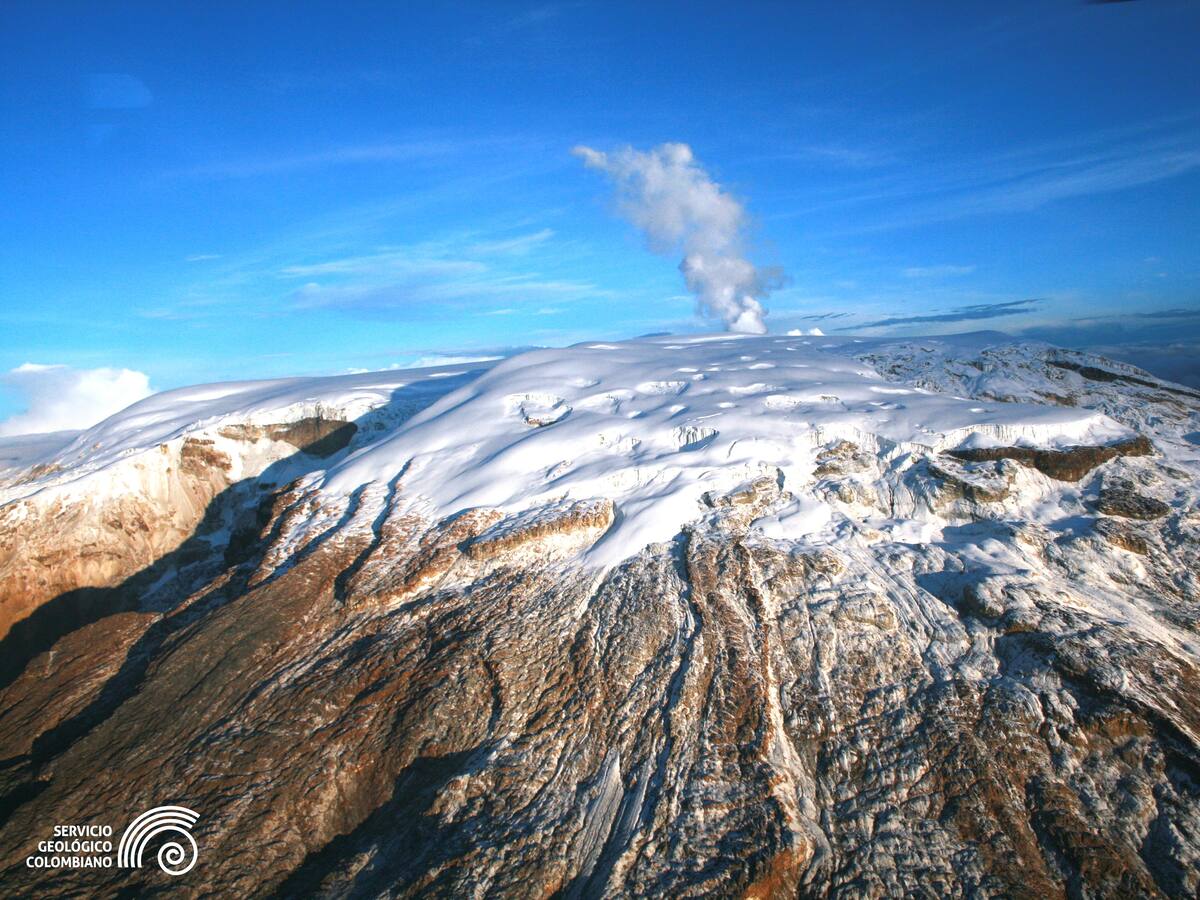 Disminuyeron los sismos en el Volcán Nevado del Ruiz, continúa en nivel naranja
