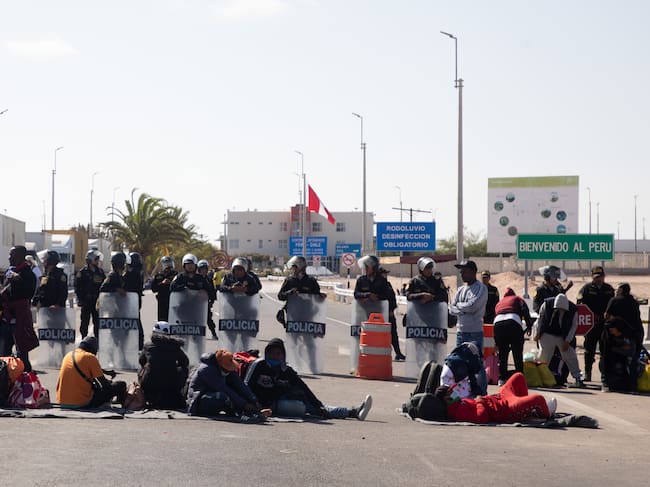 Migrantes bloquean la ruta que conecta que conecta Perú con Chile.
(Foto: Lucas Aguayo Araos/Anadolu Agency via Getty Images)