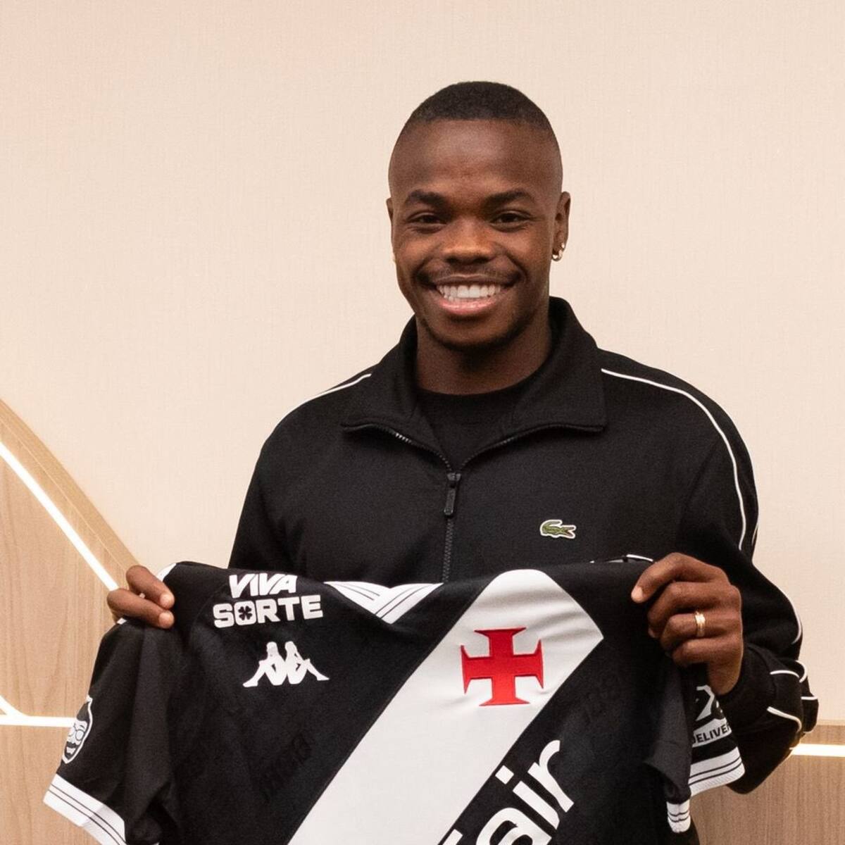 Carlos Andrés Gómez ya está en Río de Janeiro y posa con la camiseta del Vasco Da Gama
