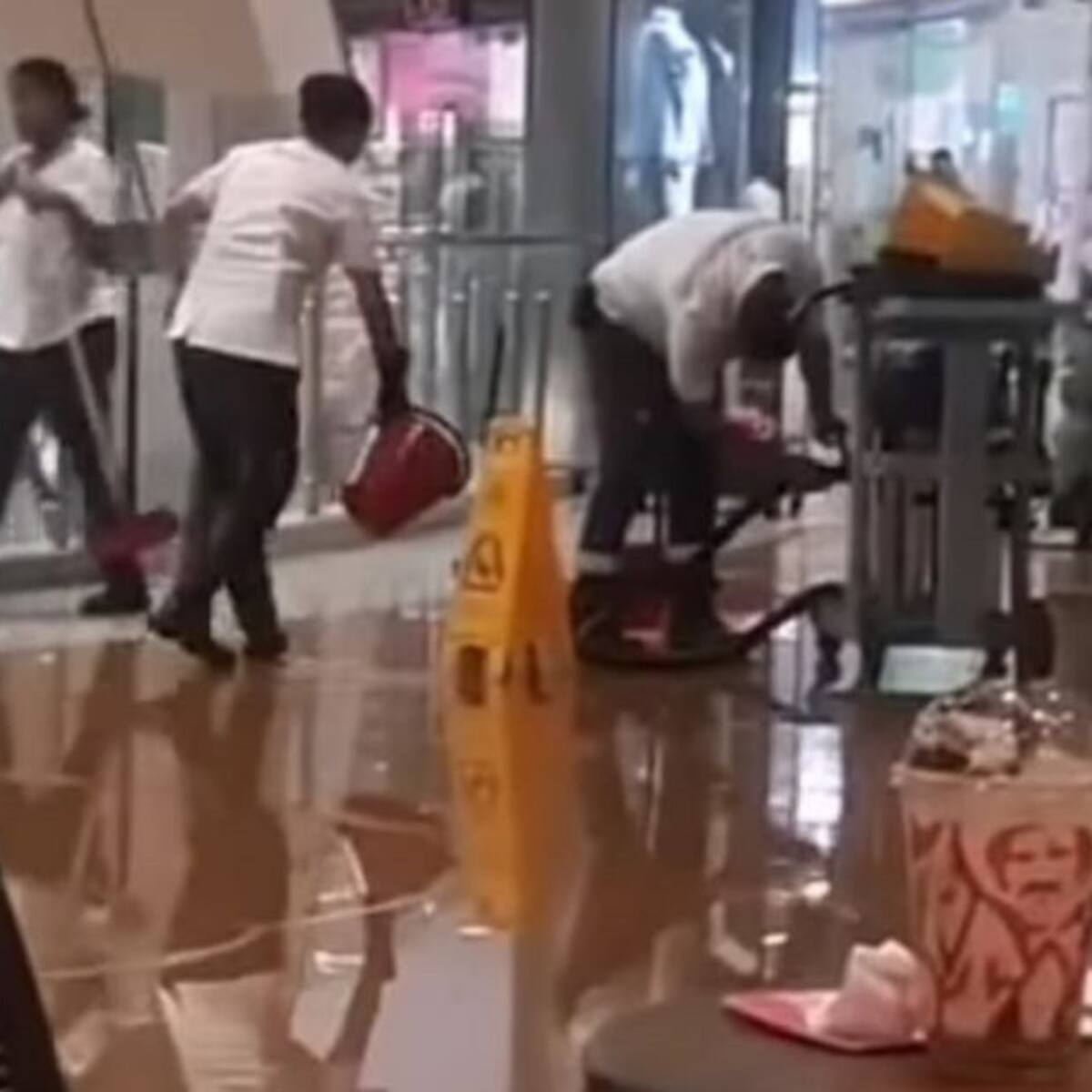 Cae parte de un techo de un centro comercial de Barranquilla