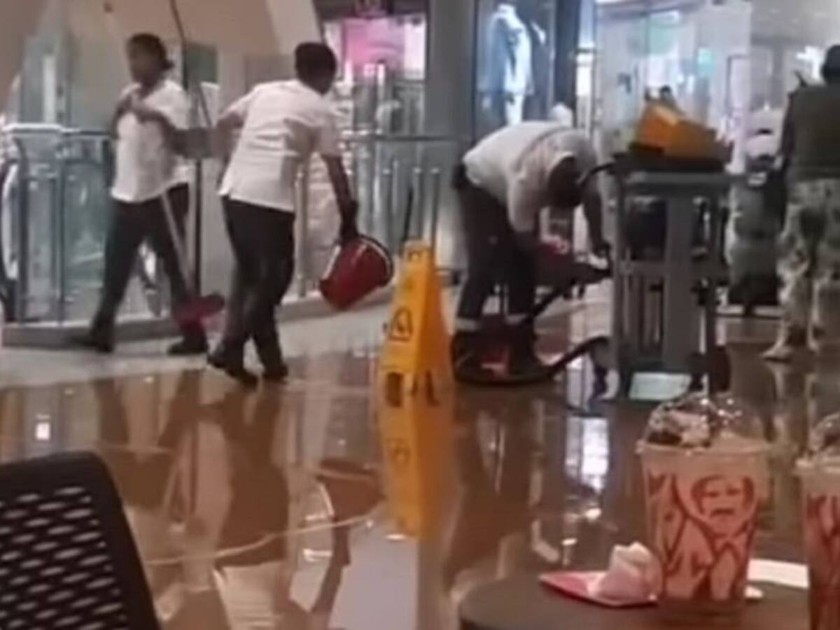 Cae parte de un techo de un centro comercial de Barranquilla