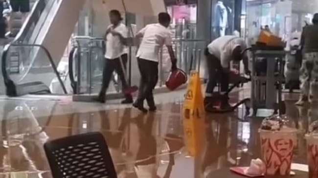 Trabajadores del centro comercial