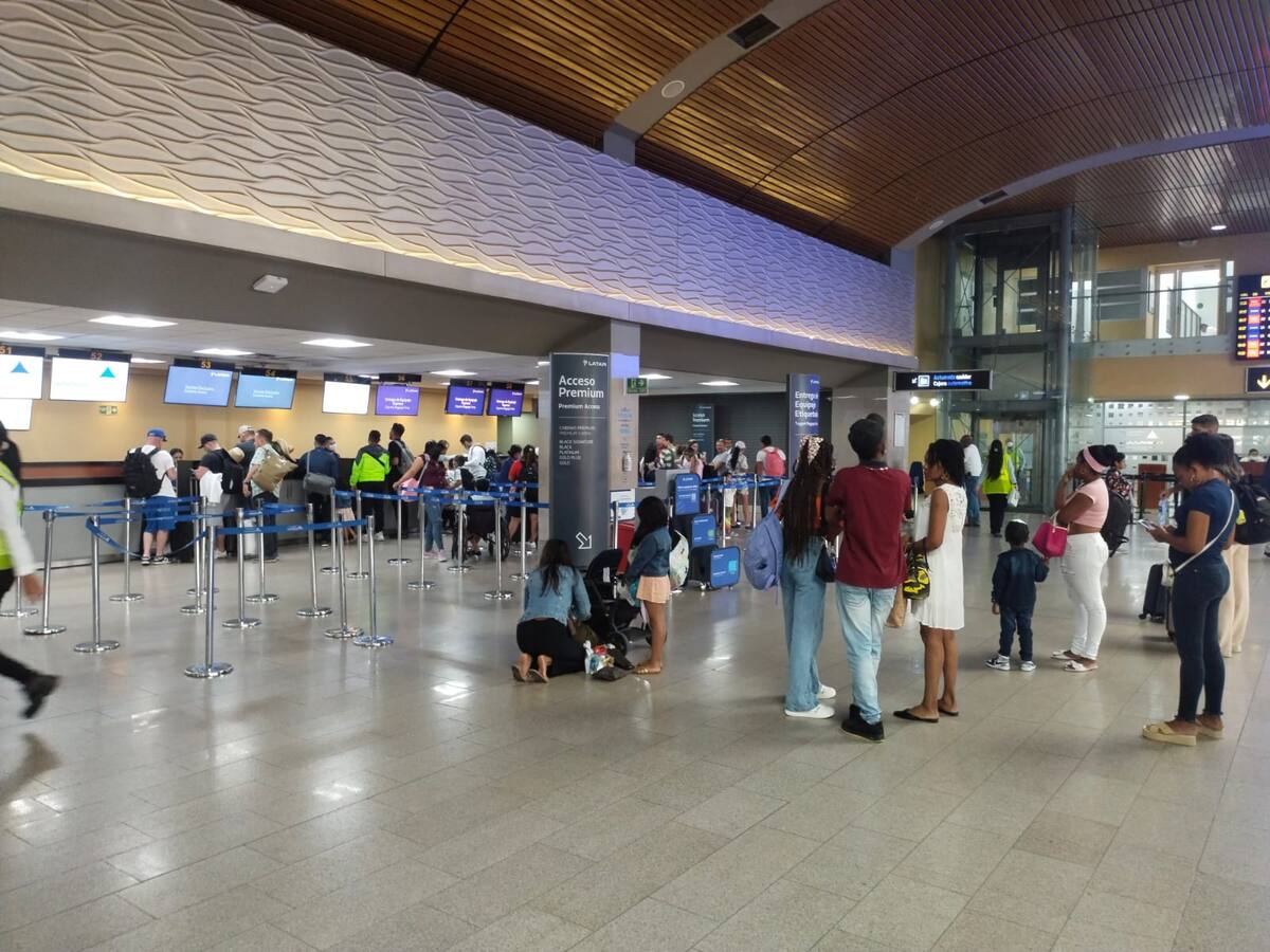 En Cartagena pasajeros de Ultra y Viva hacen filas para ser reacomodados