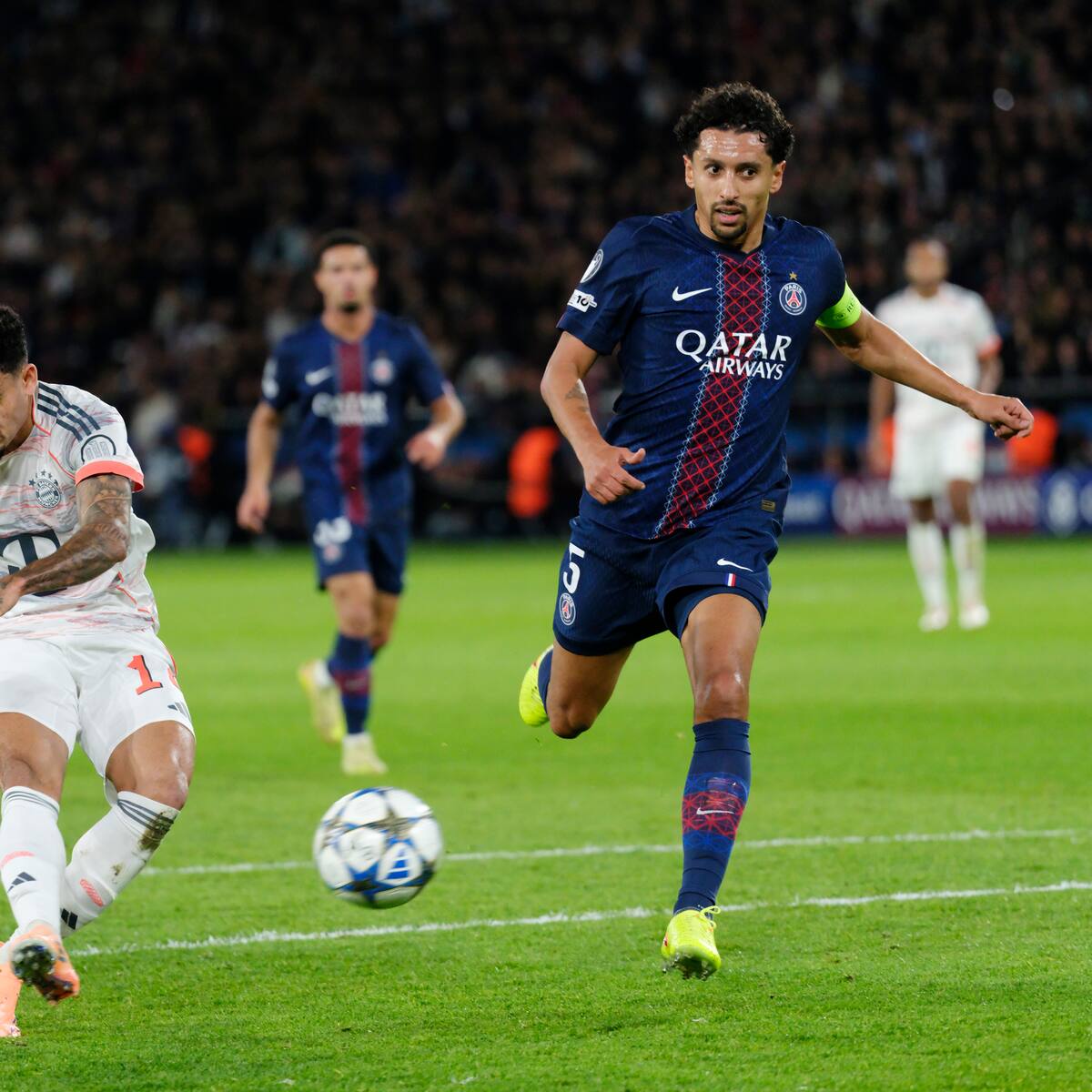 Luis Díaz, doblete y expulsión en sufrido triunfo de Bayern sobre PSG: resumen, goles y polémicas