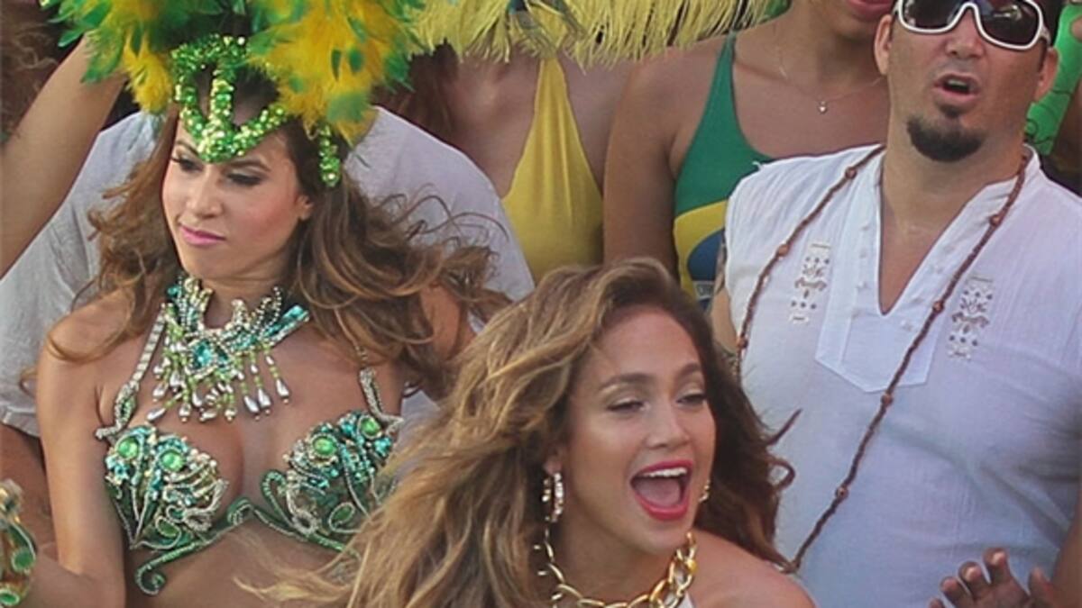 Jennifer Lopez mueve las caderas