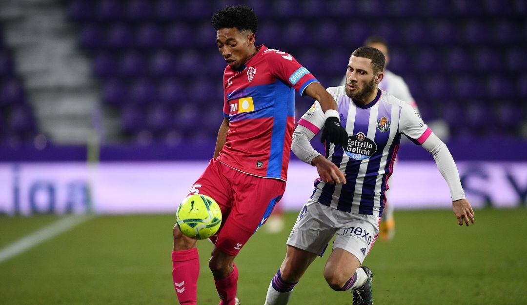 Johan Mojica debutó en el Elche CF de la Liga de España.