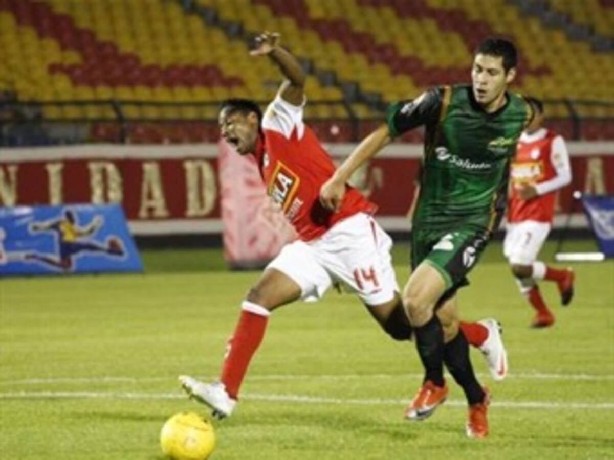 Santa fe inició al defensa del título de la Copa Postobón con triunfo 2-0 sobre La Equidad