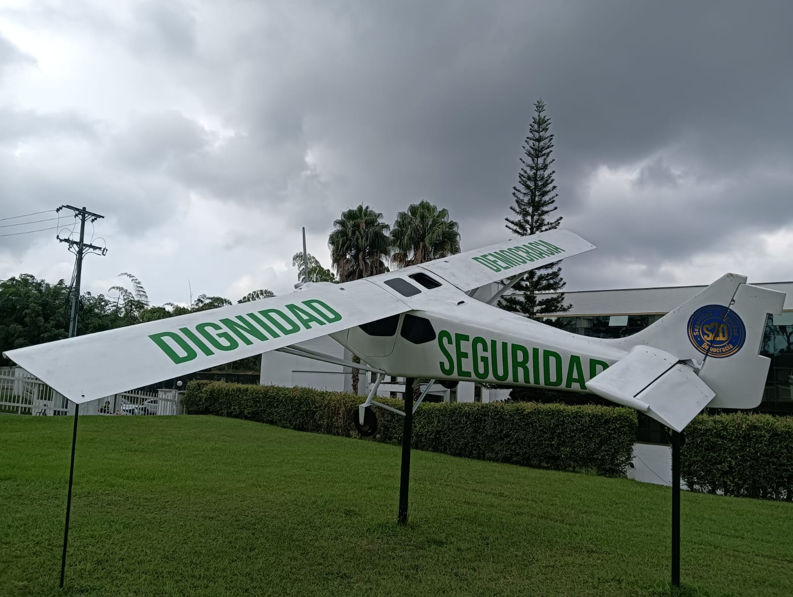 Dias de cielo nublado en Armenia, avioneta decorativa en el comando de la Policía en el Quindío. Foto: Adrián Trejos