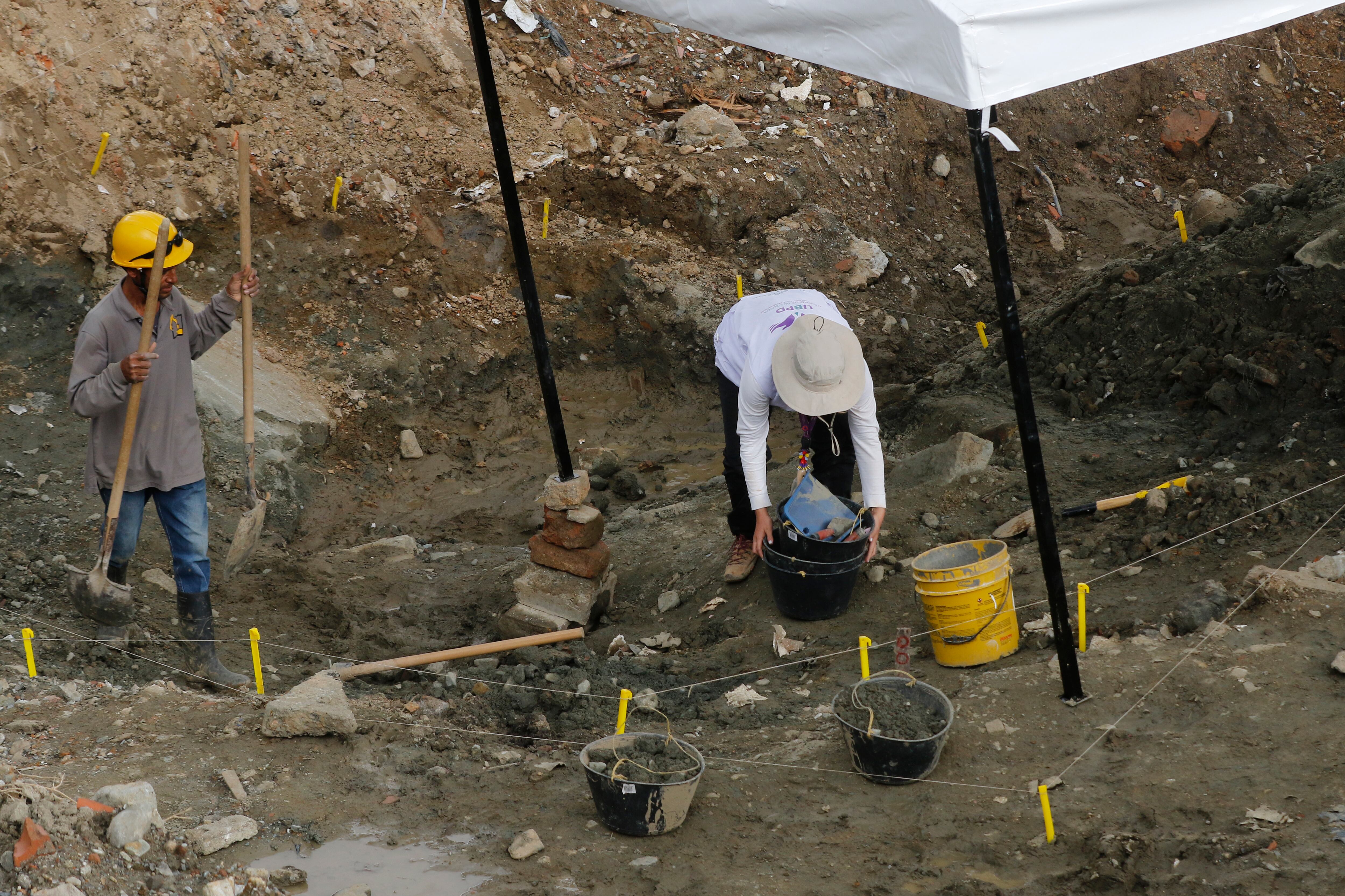 AME7481. MEDELLÍN (COLOMBIA), 26/12/2024.- Integrantes de la Unidad de Búsqueda de Personas dadas por Desaparecidas (UBPD) participan este jueves de una intervención forense en 'La Escombrera', en Medellín (Colombia). Familiares de desaparecidos durante el conflicto armado vivido entre 2001 y 2004 en el sector de la Comuna 13 de Medellín reclamaron que La Escombrera, la fosa común urbana más grande del país, sea reconocida como lugar de memoria después de que se encontraran los primeros restos humanos tras 20 años de búsqueda, un hito que supone una "derrota aplastante al negacionismo". EFE/STR