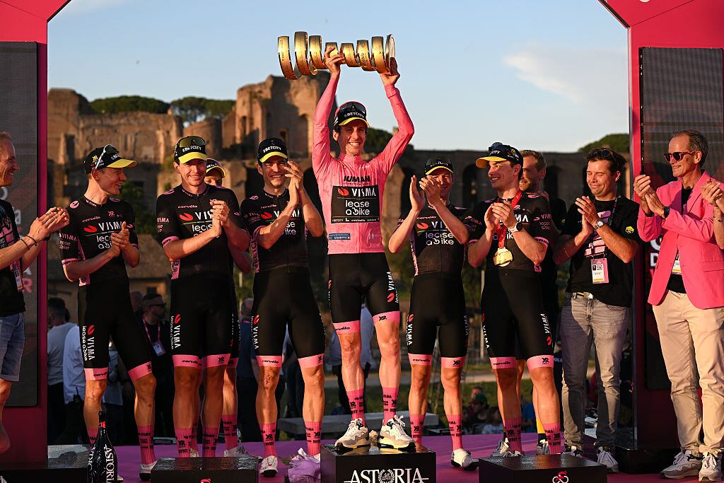 Simon Yates con el título del Giro de Italia 2025 / Getty Images