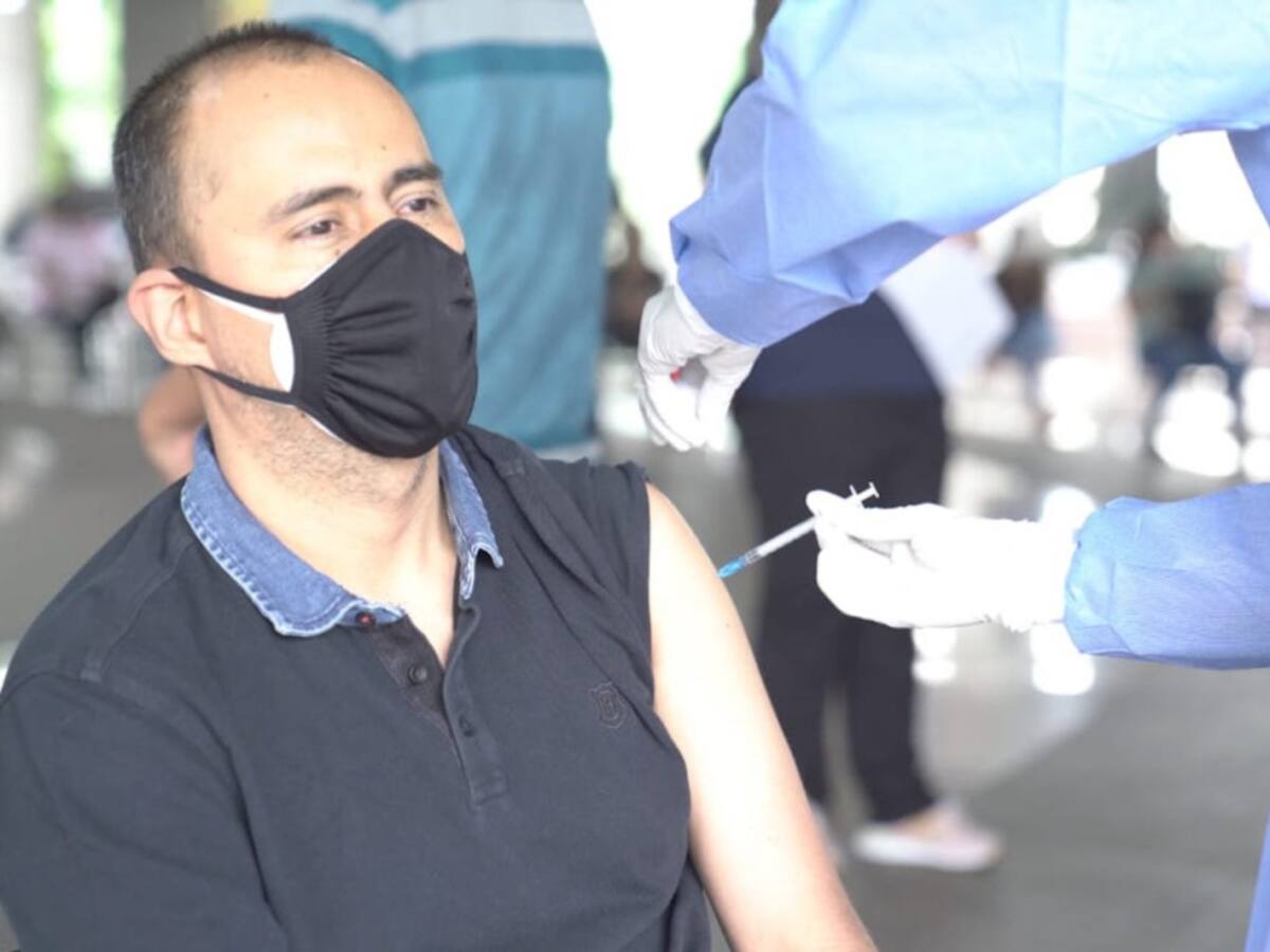 Inició en Medellín la vacunación a prestadores de servicios públicos