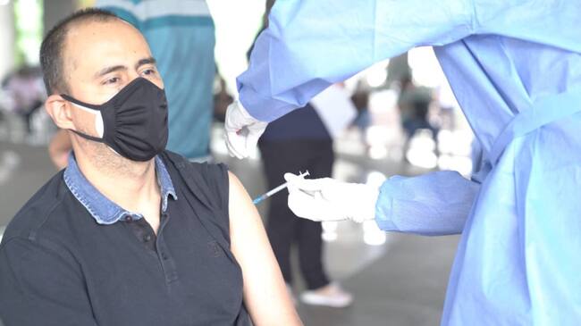 Inició en Medellín la vacunación a prestadores de servicios públicos