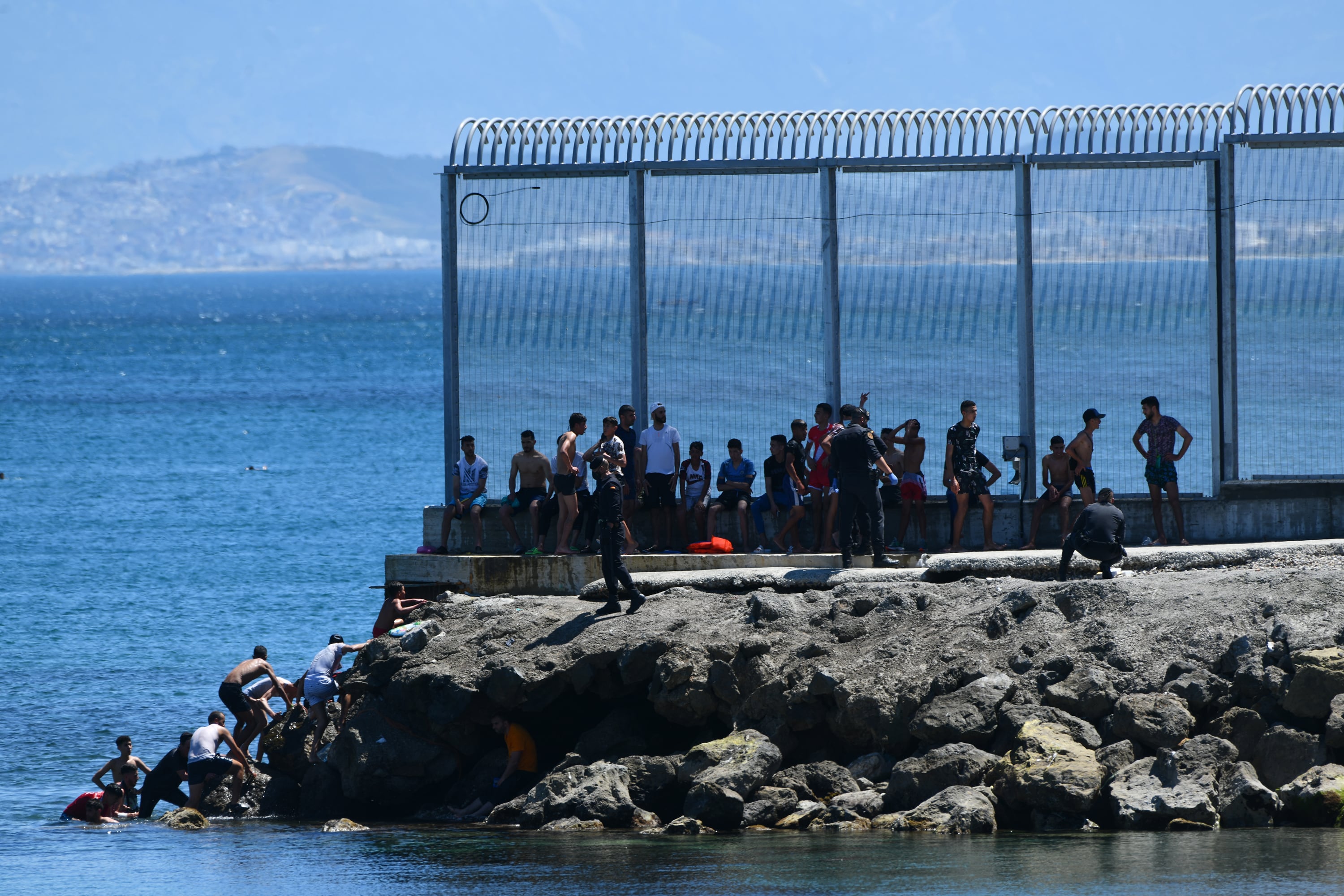 CEUTA, SPAIN - MAY 17: A group of Moroccan migrants in the vicinity of the fence of Ceuta, on 17 May, 2021 in Ceuta, Spain. Imagen tomada de Getty imagenes (Crédito: Europa Press News / Colaborador)