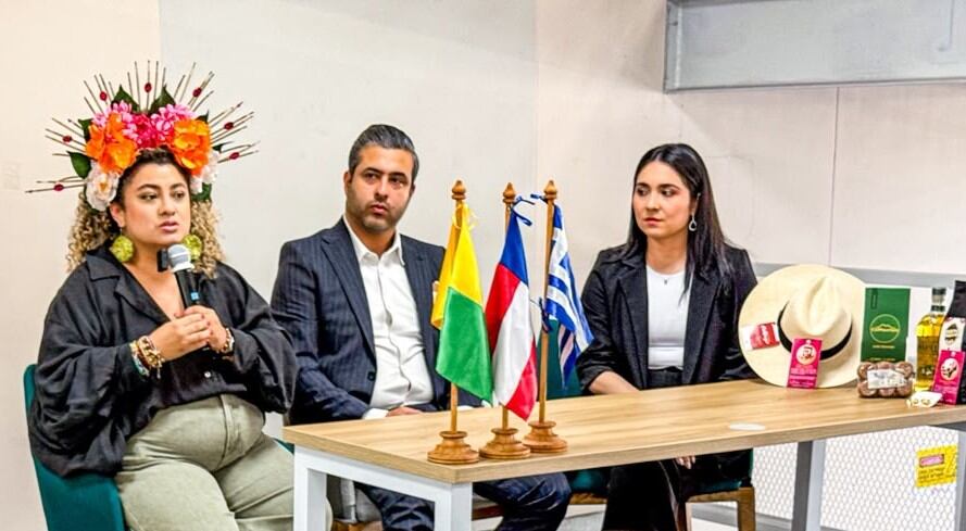 Juanita Espeleta, secretaria de Desarrollo, Empleo e Innovación de Caldas (izquierda) y Manuel Fermín Giraldo, alcalde de Salamina, en rueda de prensa. Foto: escaldas.com.