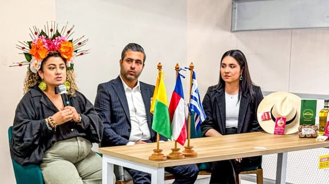 Juanita Espeleta, secretaria de Desarrollo, Empleo e Innovación de Caldas (izquierda) y Manuel Fermín Giraldo, alcalde de Salamina, en rueda de prensa. Foto: escaldas.com.