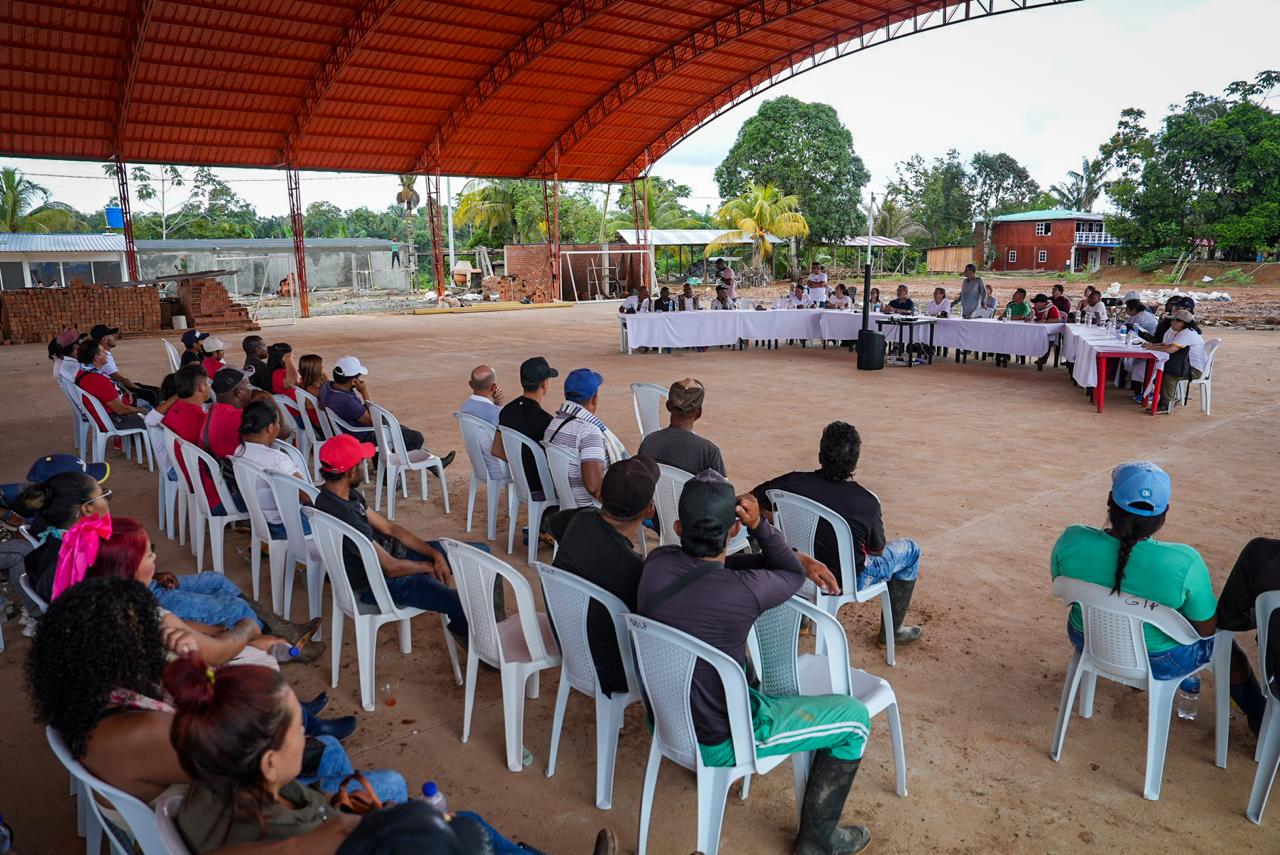 Acuerdo delegaciones del Gobierno y la Coordinadora Nacional Ejército Bolivariano. Foto cortesía