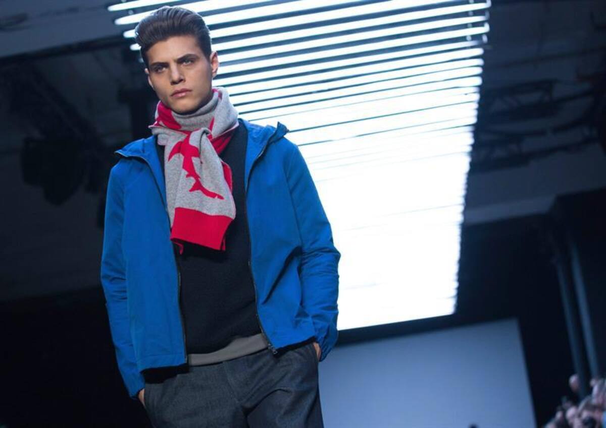 Una serie de modelos presentan la colección de otoño, invierno 2015 en la semana de la moda masculina en Londres, Inglaterra, que se realizará hasta el próximo 12 de enero.