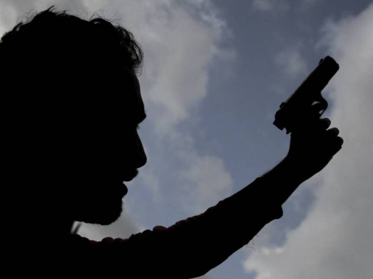 Un hombre le disparó a su novia porque ella no le quiso recibir un regalo