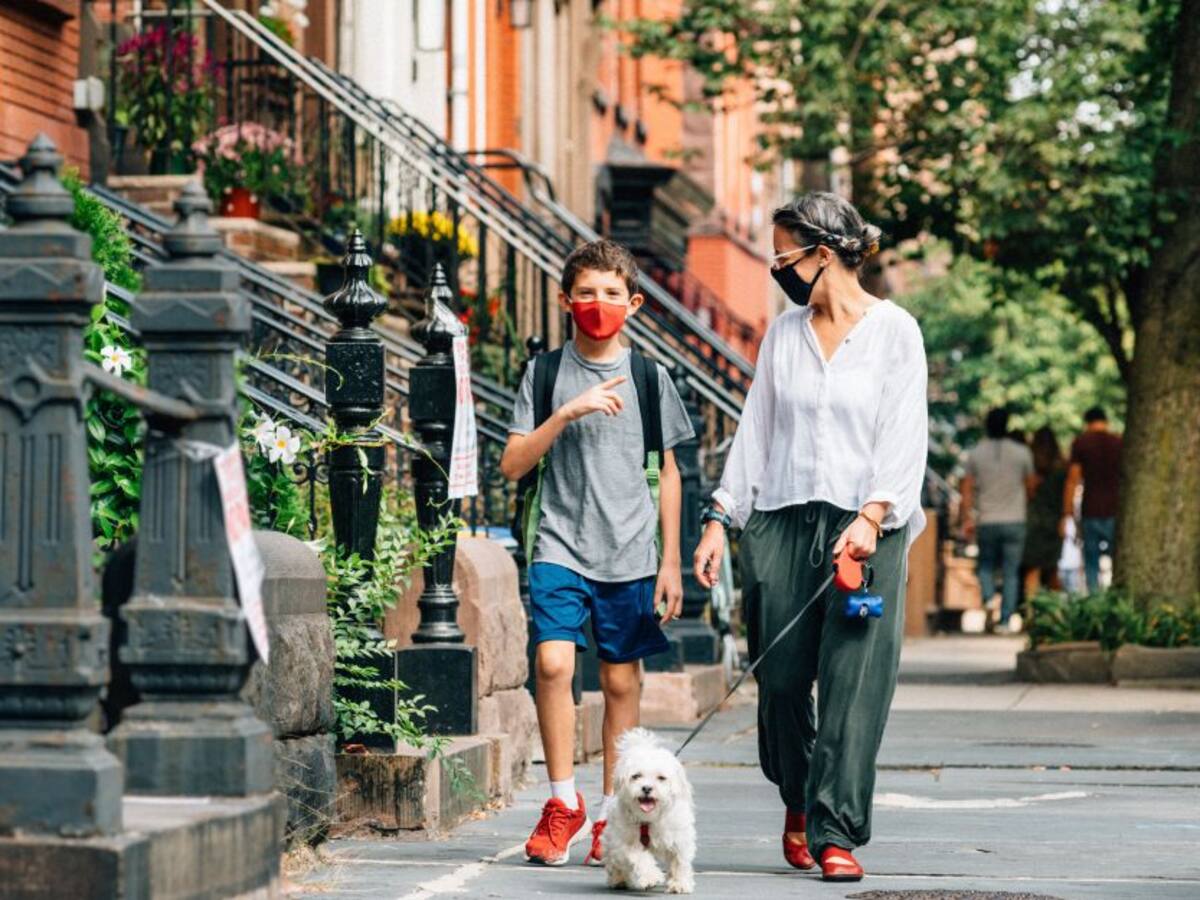 Nueva York eliminó el uso de tapabocas en interiores