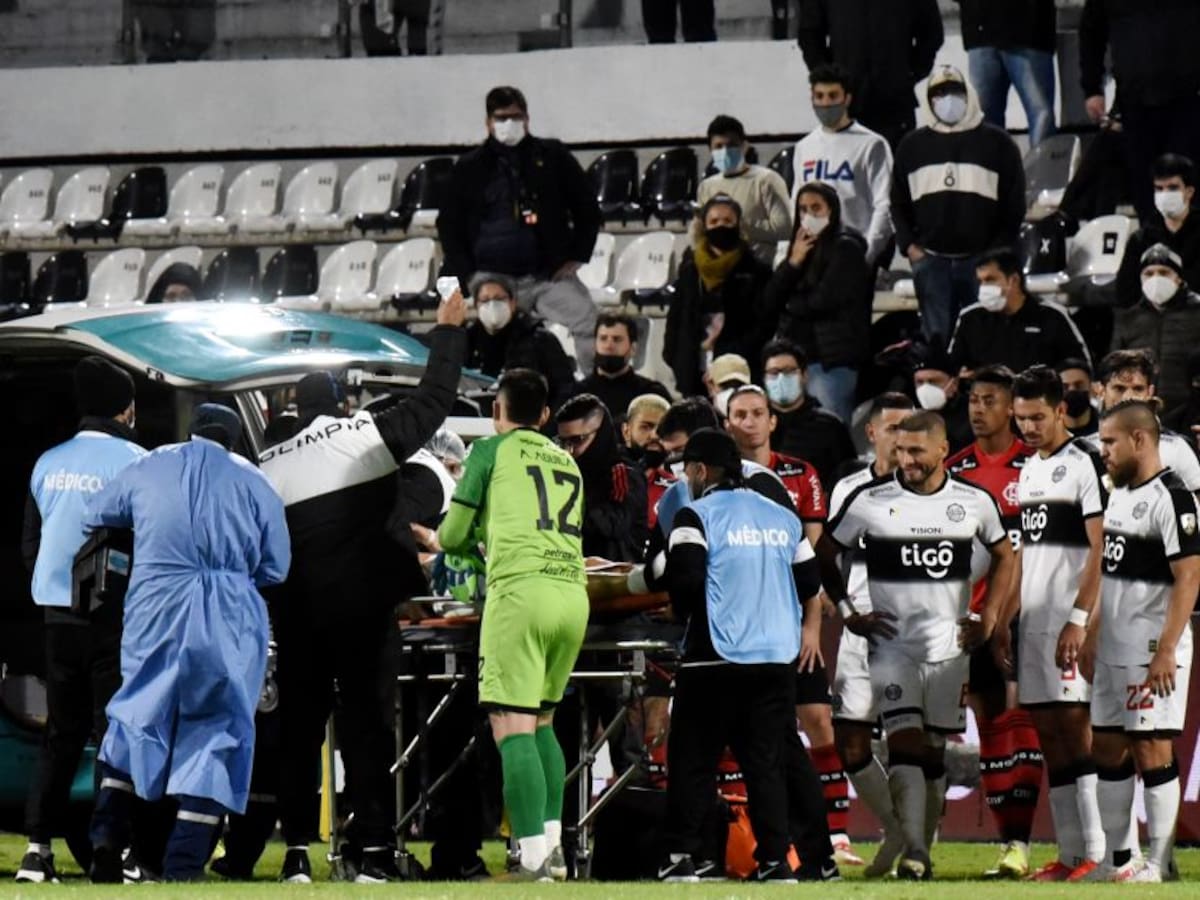 Susto en la Copa Libertadores por convulsión de un jugador