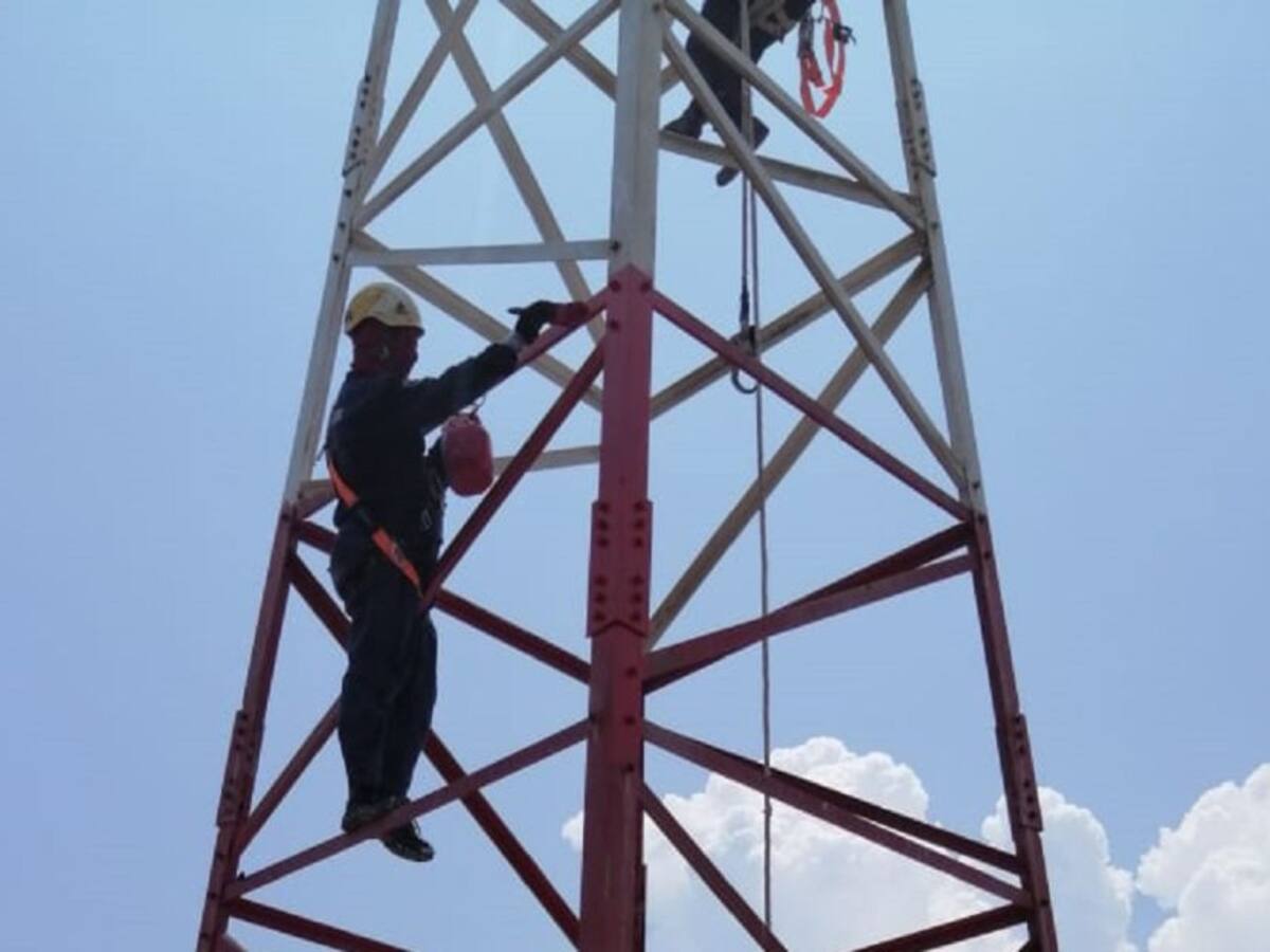 En Cartagena, Dimar realiza mantenimiento de faros