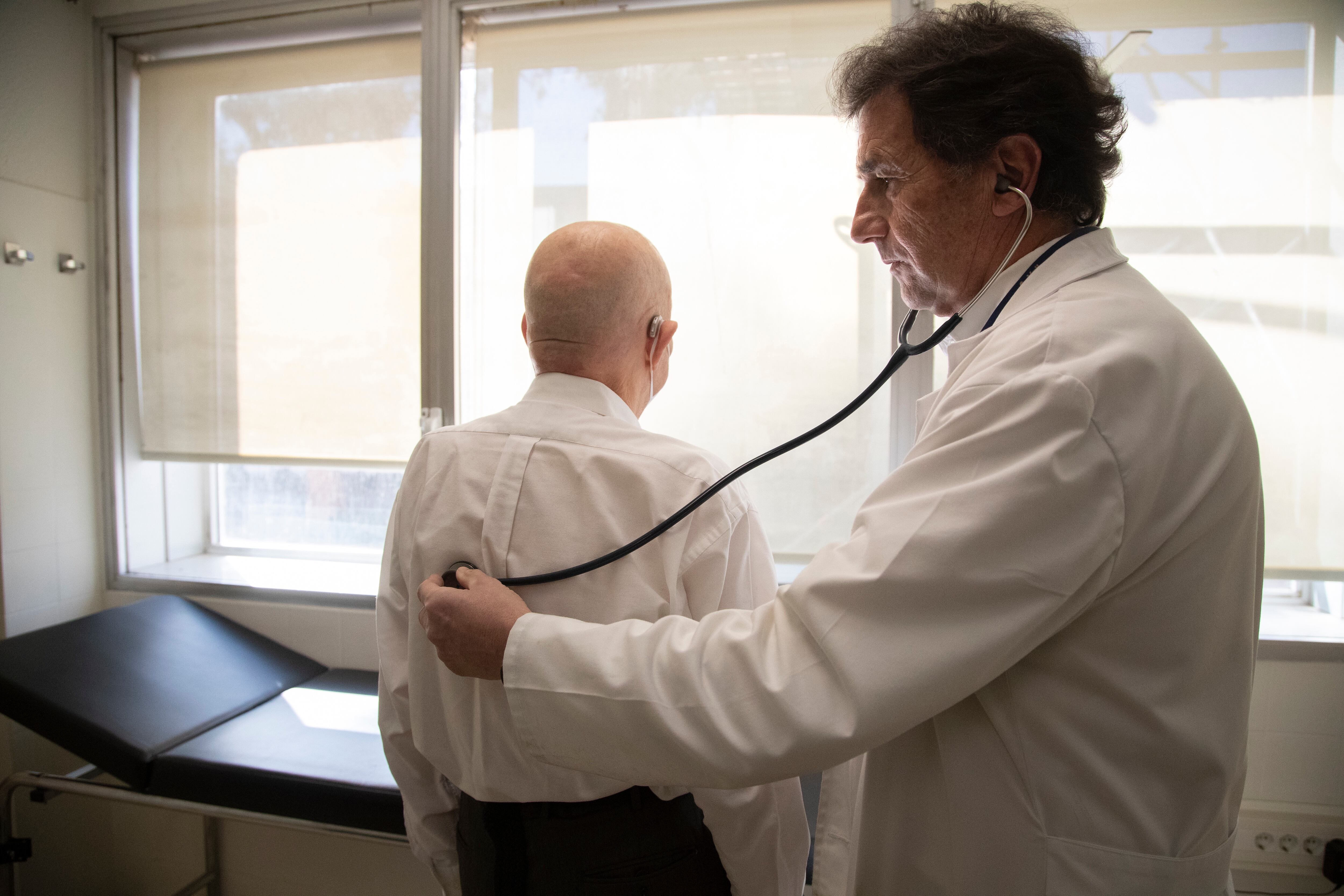 GRAFCAT007. BARCELONA (ESPAÑA), 20/02/2024.- Al doctor Ernesto Casis un nuevo pulmón mediante trasplante robótico le ha regalado una segunda vida pasados los 70 años, una intervención pionera en su hospital, el Vall d'Hebron, que le está permitiendo recuperar su calidad de vida poco a poco y soñar con su destino pendiente: un crucero por el canal de Panamá. En la imagen el doctor Ernesto Casisel (i) en la consulta del doctor Carles Bravo (d), del Servicio de neumología de Vall Hebron.EFE/ Marta Pérez