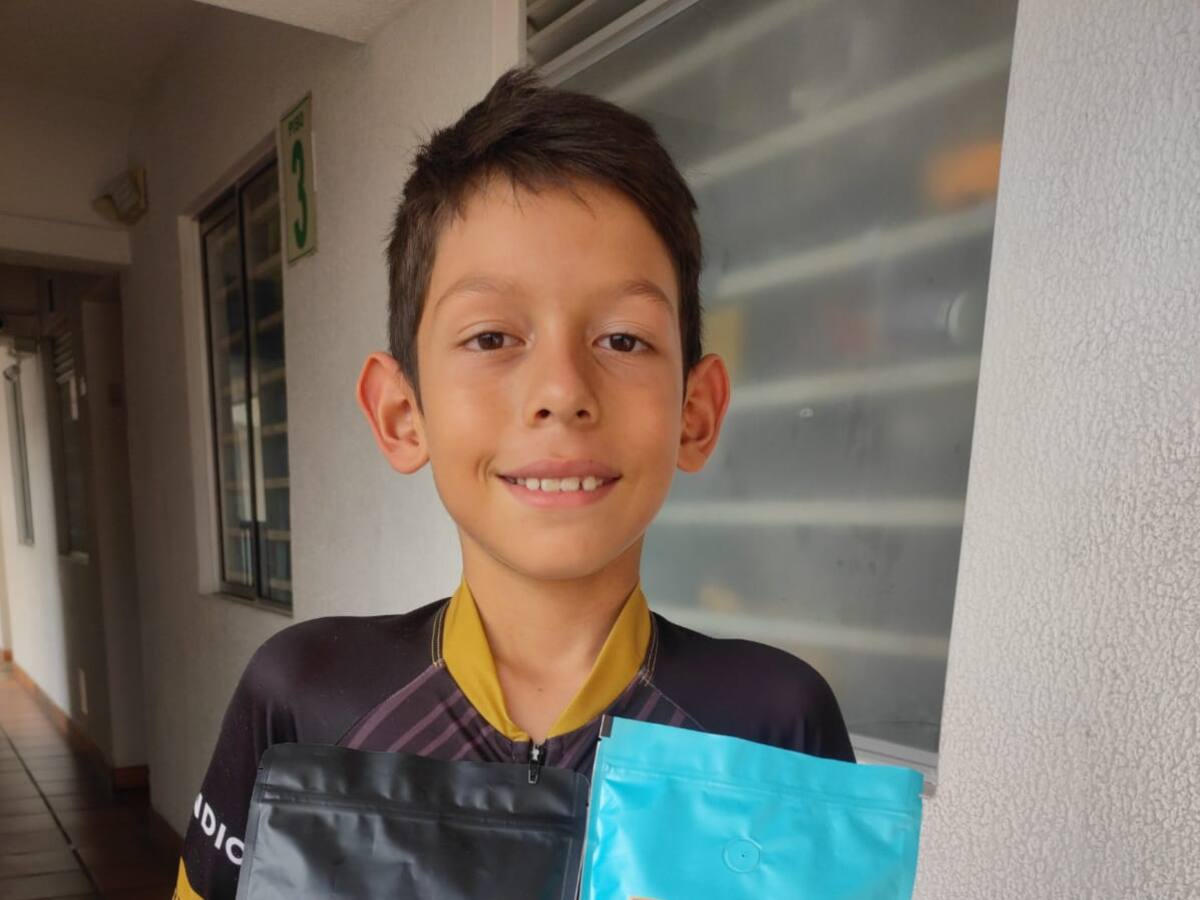 Niño deportista en Armenia está vendiendo café para asistir a una competencia de patinaje