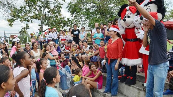 Niños de Armenia recibieron regalos gracias a la caravana de alegría y la navidad