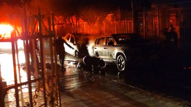 Las llamas alcanzaron a una camioneta y un automóvil particular que estaban debajo del poste afectado