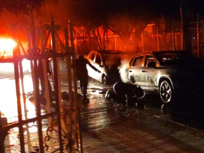 Las llamas alcanzaron a una camioneta y un automóvil particular que estaban debajo del poste afectado