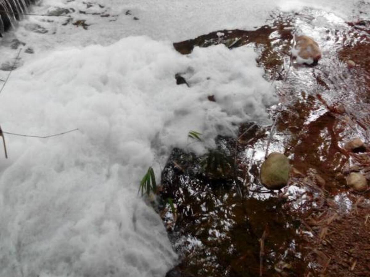 El caudal de una quebrada en Santander se convirtió en espuma