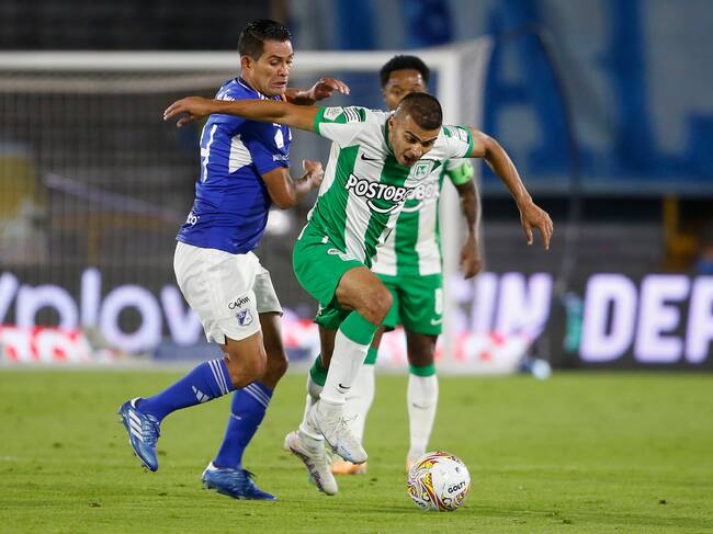 David Mackalister Silva (Millonarios) y Jhon Duque (Nacional) disputando una pelota durante la primera final de Copa. (Photo by John Vizcaino/VIEWpress via Getty Images)