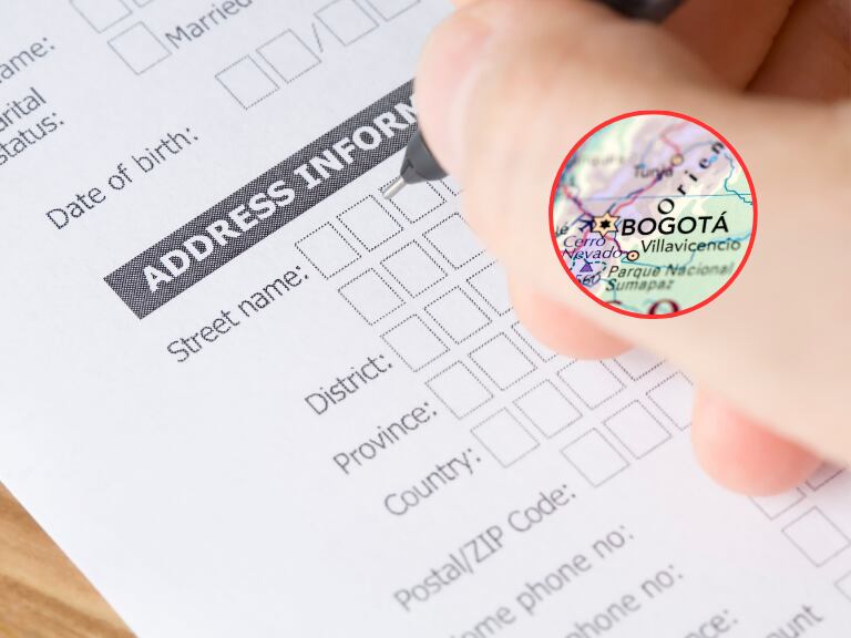 Persona diligenciándo información sobre su dirección en un formulario y de fondo Bogotá señalada en un mapa (Fotos vía Getty Images)