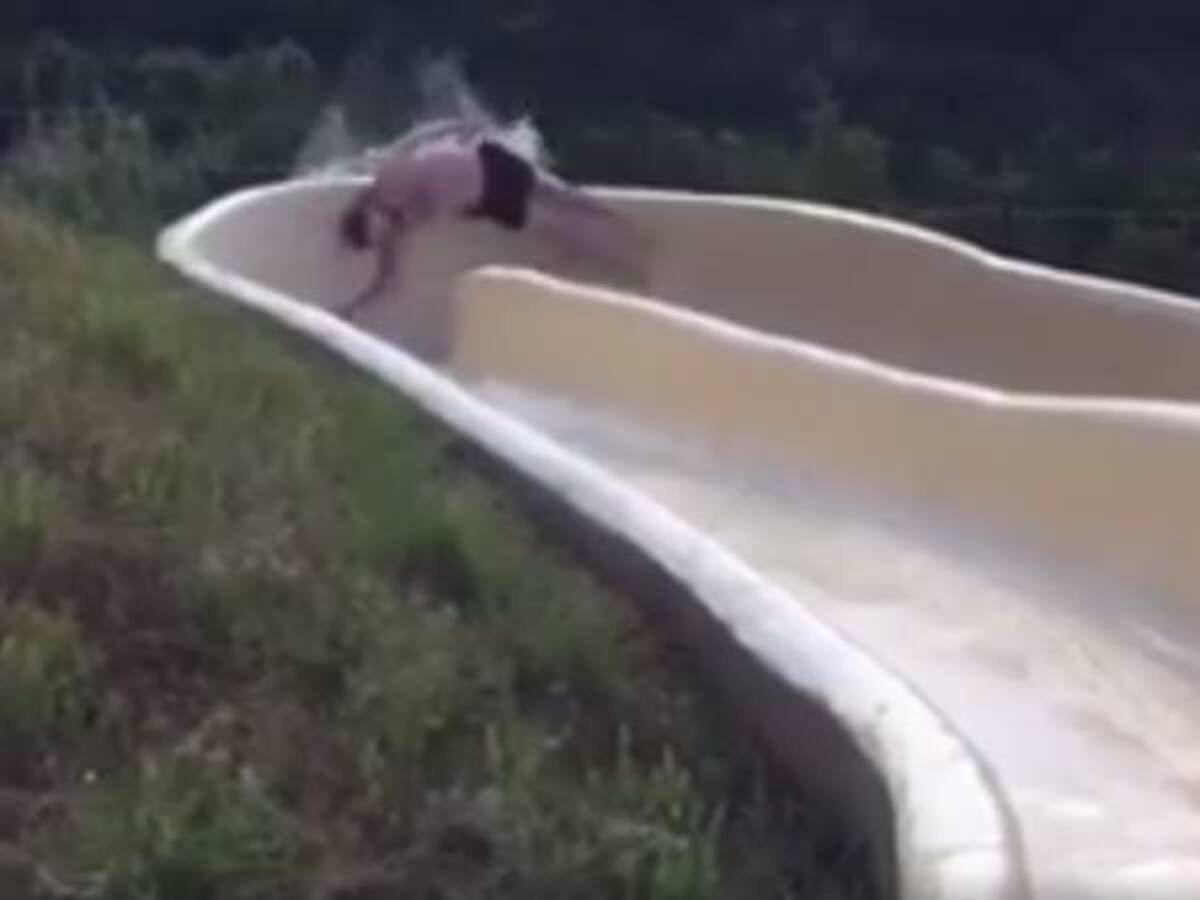 Hombre cae de un tobogán y video le da la vuelta al mundo
