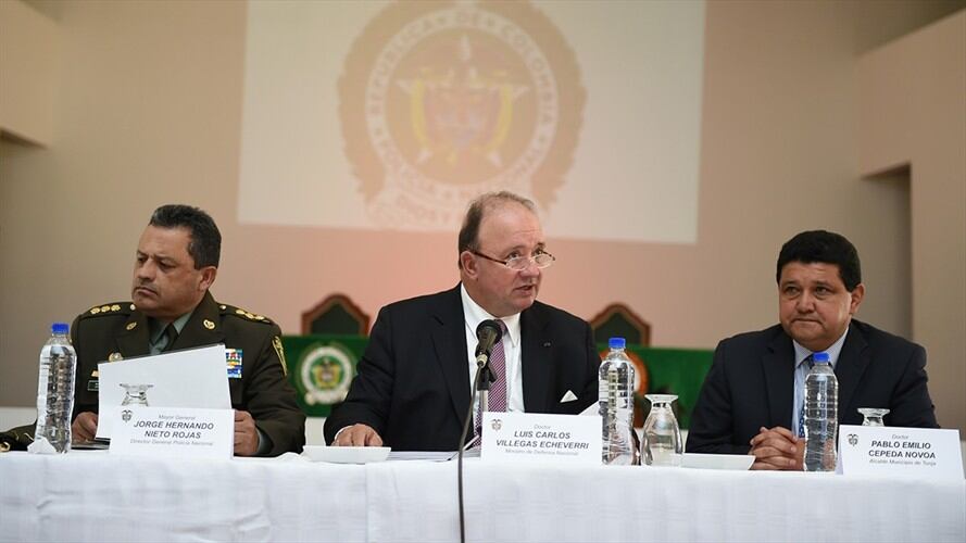 Ministro de Defensa, Luis Carlos Villegas, acompañado por el director de la Policia Nacional, Jorge Nieto. Foto: Ministerio de Defensa.