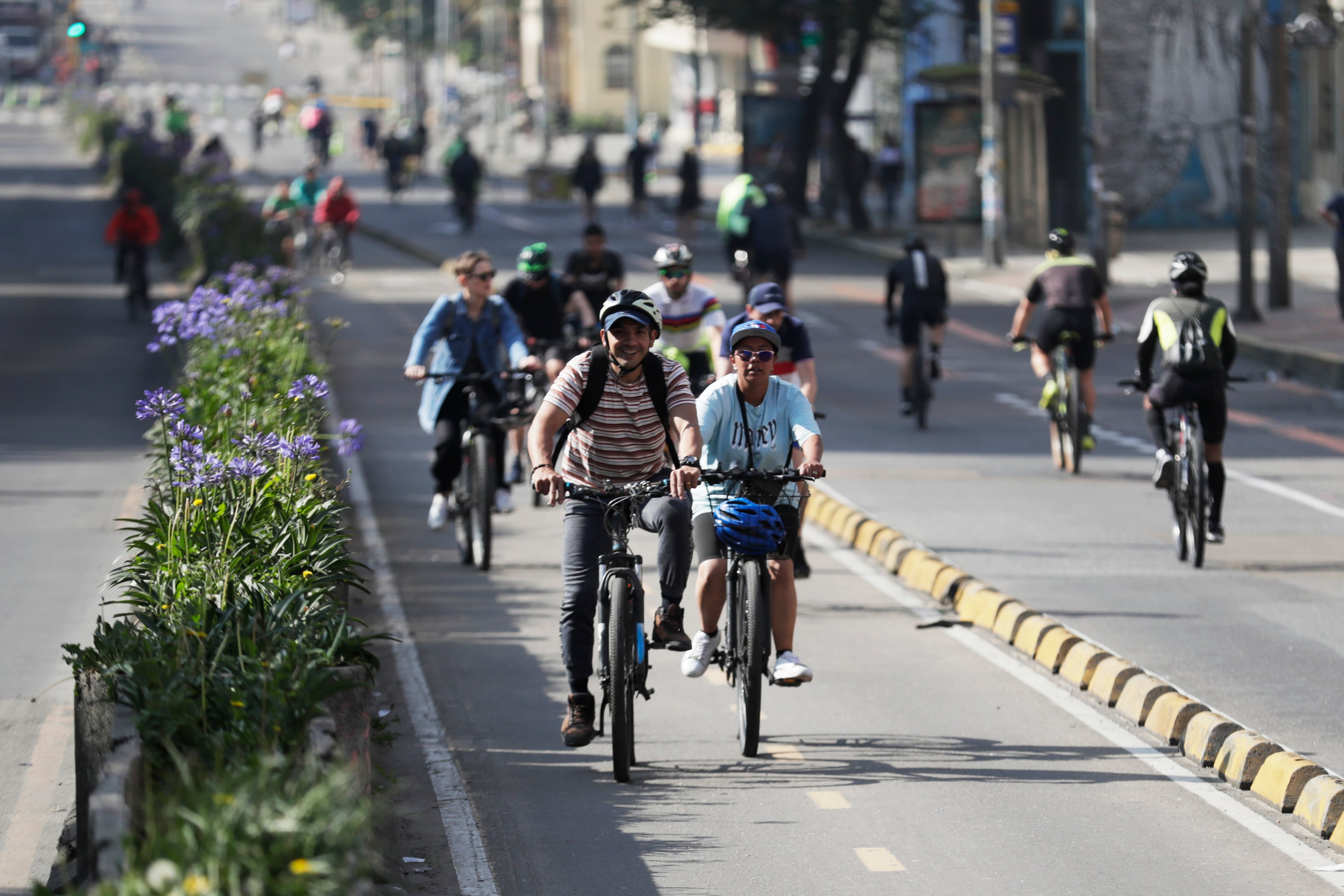 ACOMPAÑA CRÓNICA : COLOMBIA RECREACIÓN AME5502. BOGOTÁ (COLOMBIA), 15/12/2024.- Personas en bicicleta recorren la ciclovía este domingo, en Bogotá (Colombia). Ciclistas, atletas, patinadores y paseantes de la capital colombiana tienen una cita infaltable desde hace 50 años: la ciclovía de los domingos y festivos, que desde 1974 reúne a miles de personas a lo largo de más de 127 kilómetros de recorrido urbano, un espacio que se ha convertido en insignia de Bogotá. EFE/ Carlos Ortega