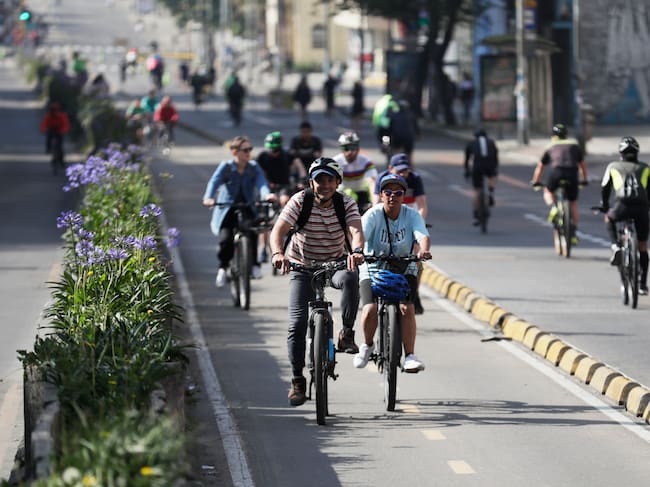 ACOMPAÑA CRÓNICA : COLOMBIA RECREACIÓN AME5502. BOGOTÁ (COLOMBIA), 15/12/2024.- Personas en bicicleta recorren la ciclovía este domingo, en Bogotá (Colombia). Ciclistas, atletas, patinadores y paseantes de la capital colombiana tienen una cita infaltable desde hace 50 años: la ciclovía de los domingos y festivos, que desde 1974 reúne a miles de personas a lo largo de más de 127 kilómetros de recorrido urbano, un espacio que se ha convertido en insignia de Bogotá. EFE/ Carlos Ortega