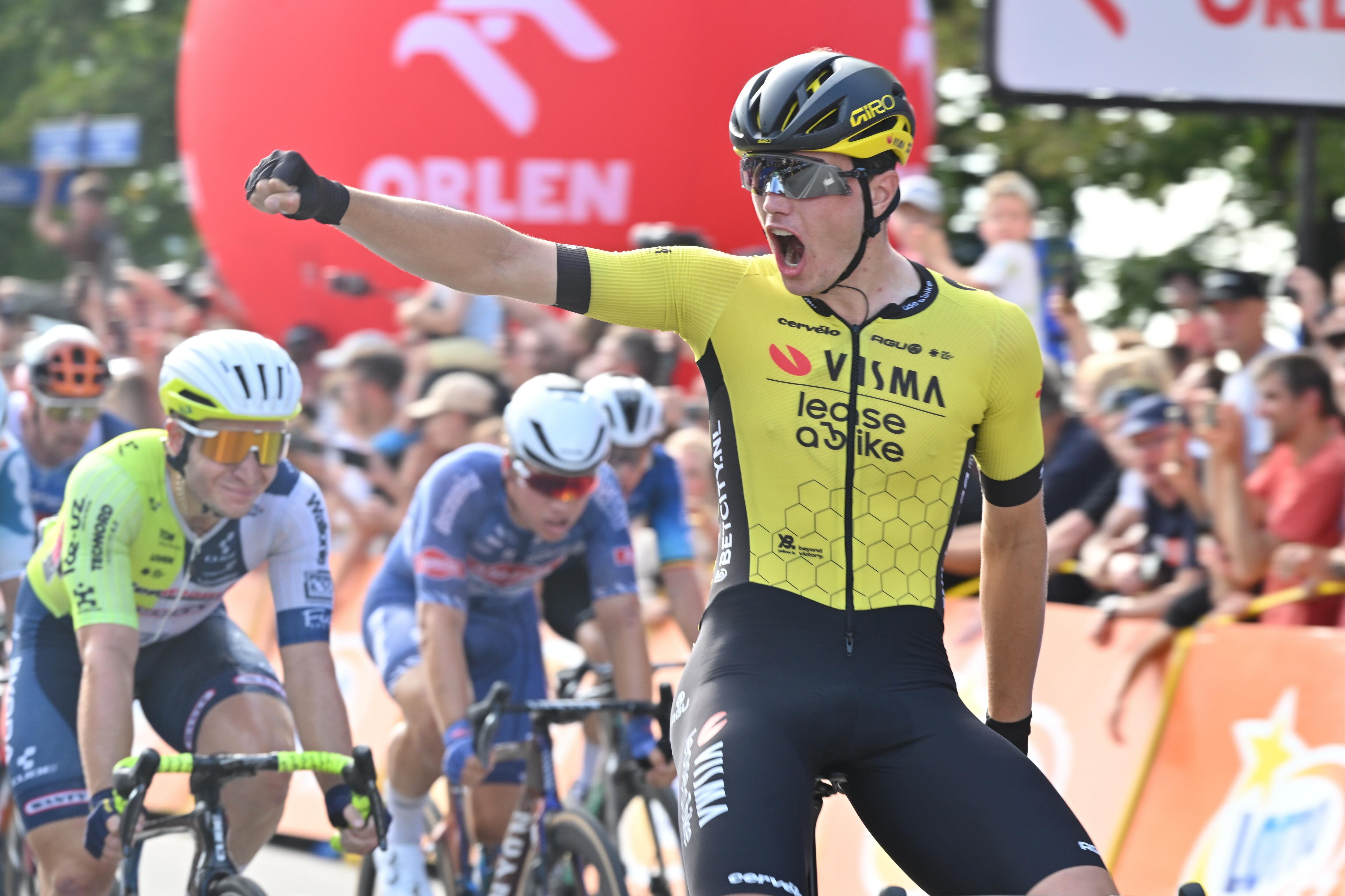 Krakow (Poland), 17/08/2024.- Dutch cyclist Olav Kooij of Visma team celebrates while crossing the finish line to win the seventh stage of the 81th Tour de Pologne 2024 cycling race over 142 km, from Wieliczka to Krakow, southern Poland, 18 August 2024. (Ciclismo, Polonia, Cracovia) EFE/EPA/Art Service POLAND OUT