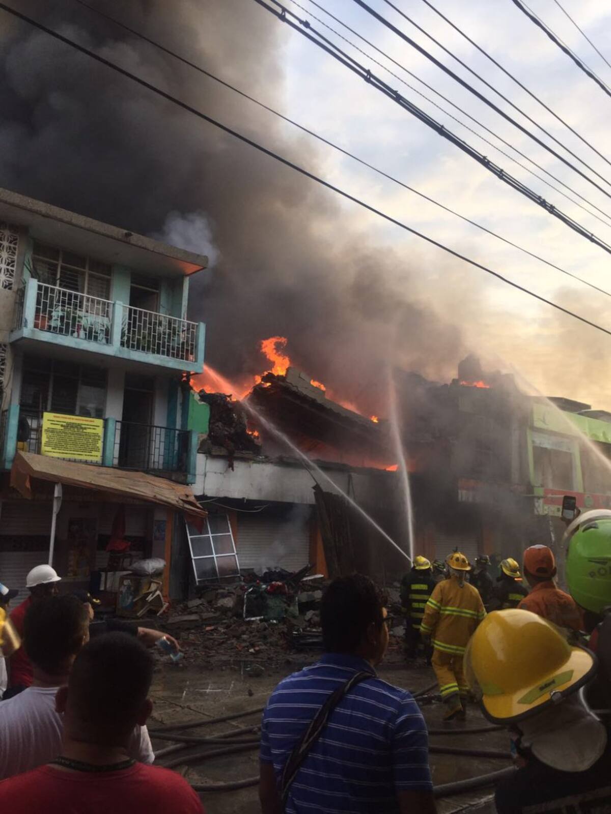 Por lo menos unas 200 personas han sido evacuadas de los edificios cercanos.