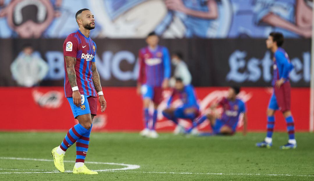 Memphis Depay se lamenta por el resultado.