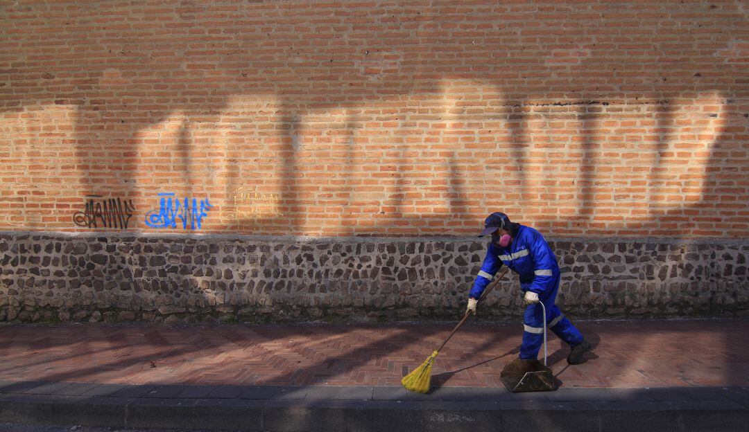 Trabajador limpia las calles de Quito, Ecuador. Abril 25 de 2021.