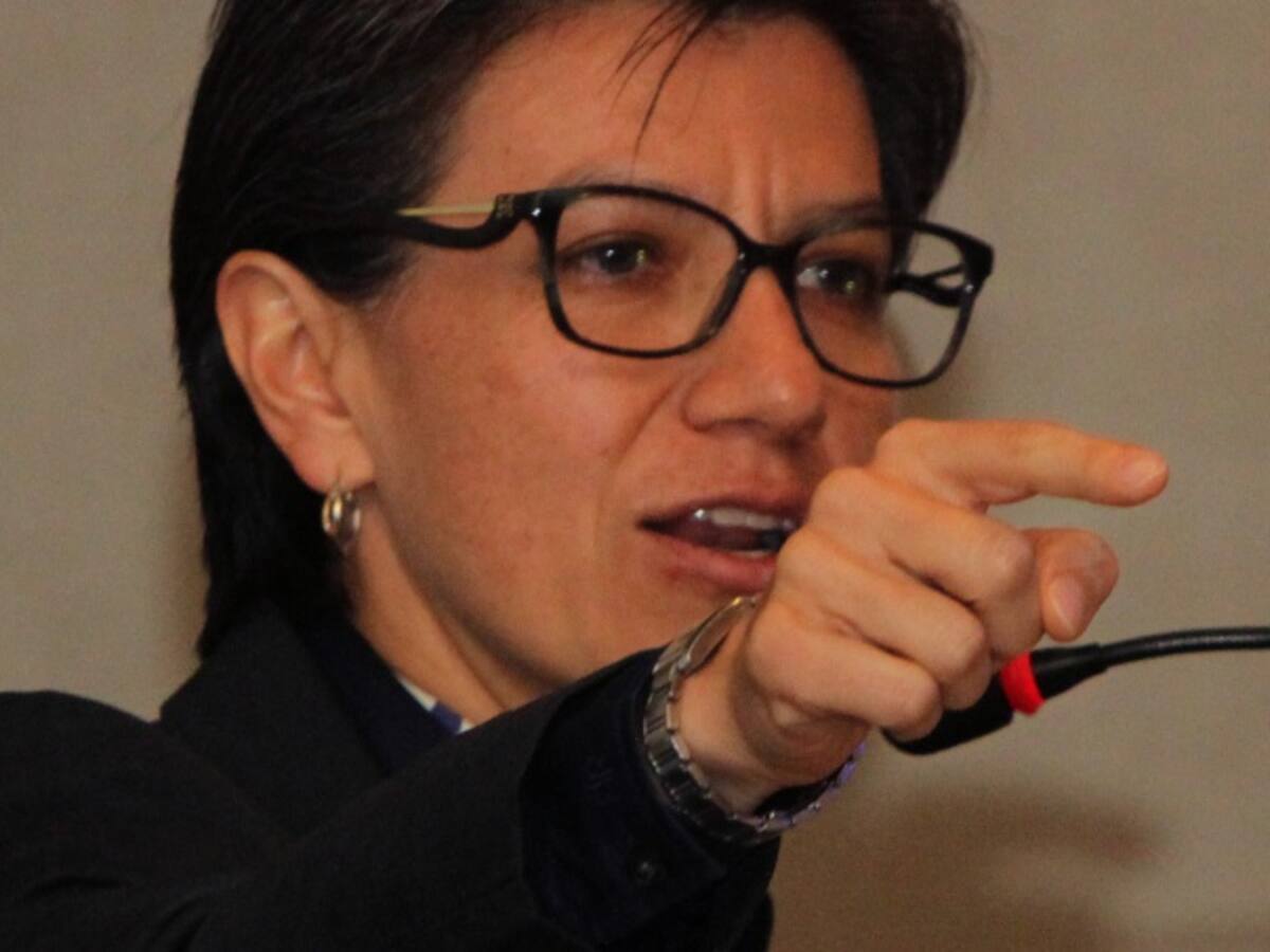 Es positivo que quienes formaban grupos paramilitares ahora hagan marchas: Claudia López
