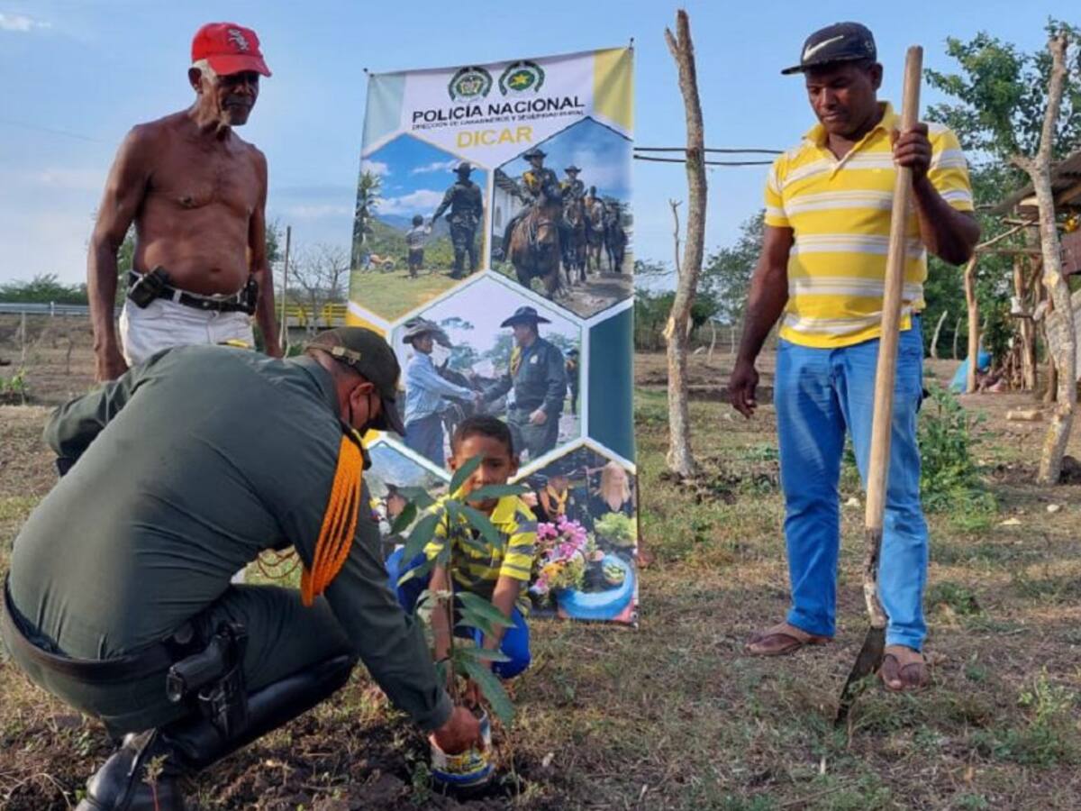 Carabineros realizaron jornada de aseo en San Estanislao de Kostka