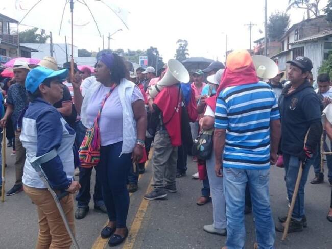 Protestas y bloqueos en Tenjo por nuevo sistema de pago en el transporte