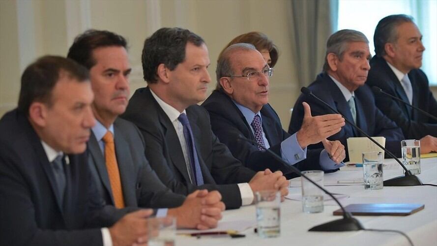De izquierda a derecha: Roy Barreras, Frank Pearl, Sergio Jaramillo, Humberto de la Calle, María Ángela Holguín (atrás), Jorge Mora y Óscar Naranjo. Foto: Colprensa