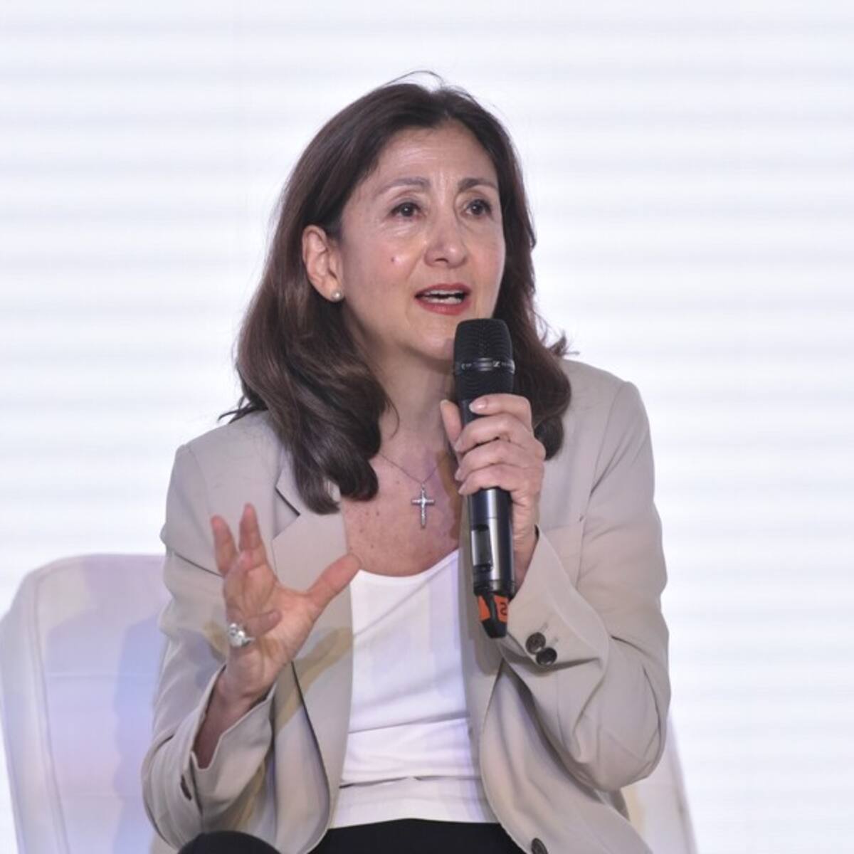 “Los bancos son un negocio y la educación no puede ser uno”: Ingrid Betancourt