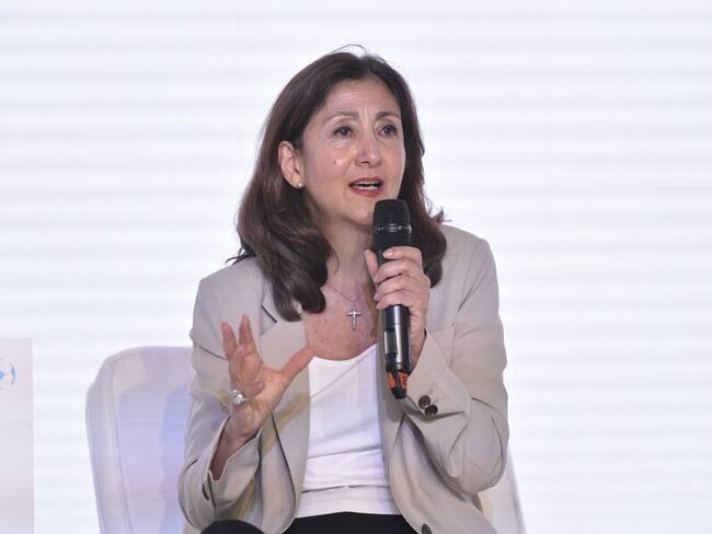 “Los bancos son un negocio y la educación no puede ser uno”: Ingrid Betancourt
